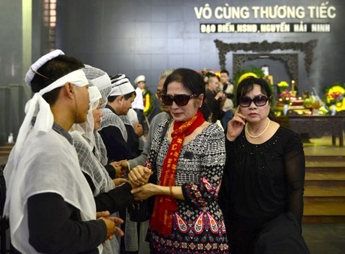 NSND Trà Giang nắm tay chia buồn với đạo diễn Phạm Nhuệ Giang - con dâu của NSND Nguyễn Hải Ninh.